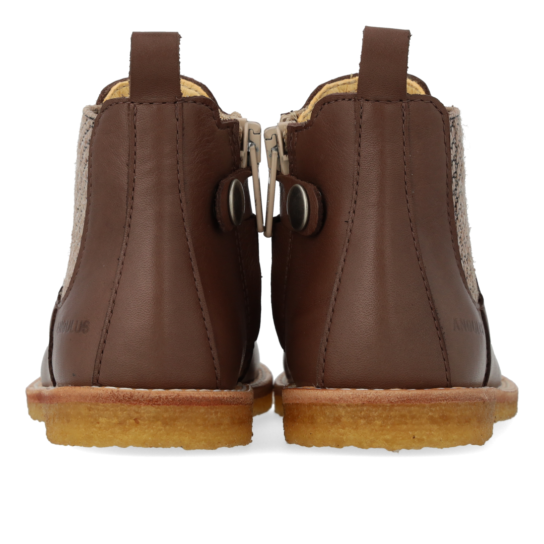 Classic Chelsea boot with elastic and zipper