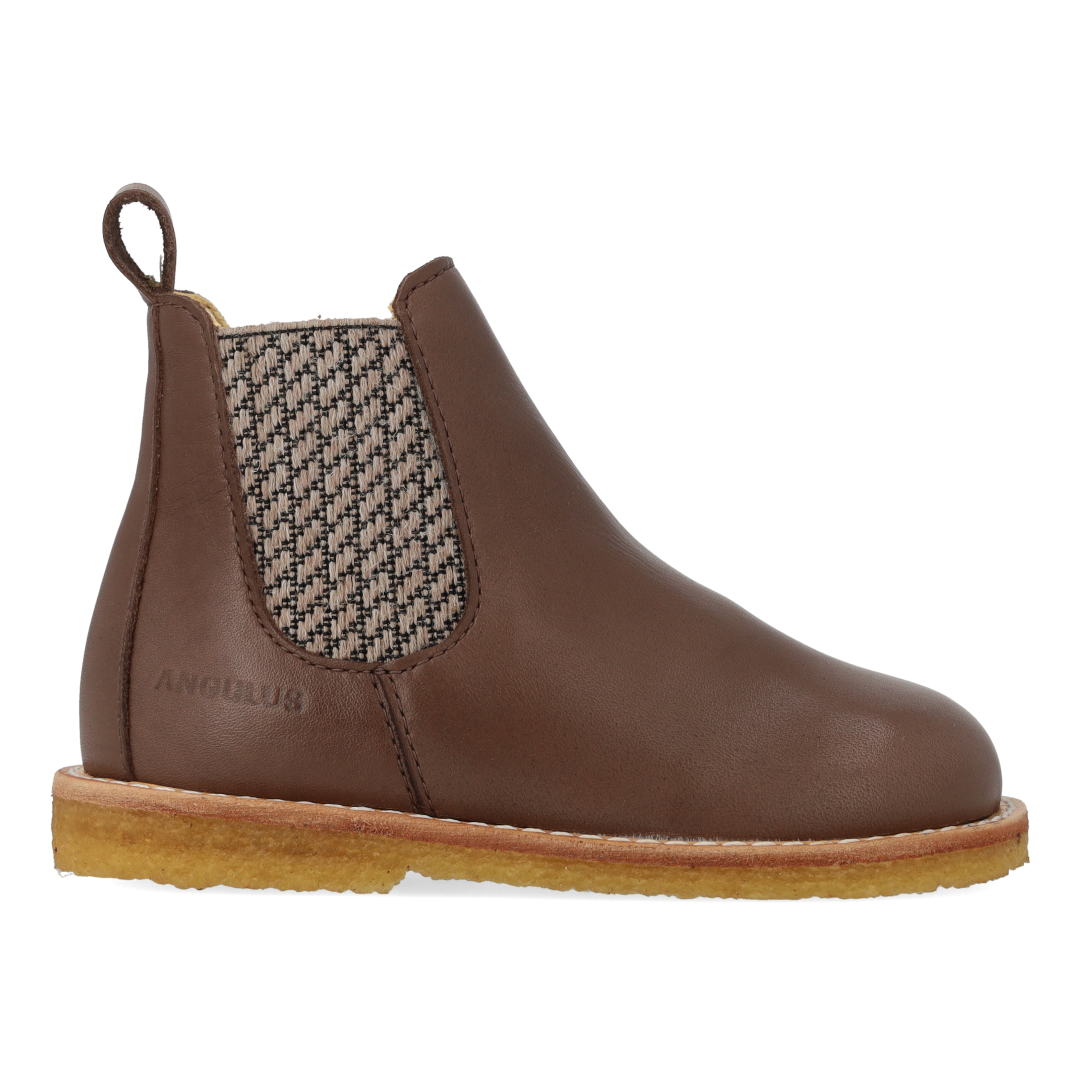 Classic Chelsea boot with elastic and zipper
