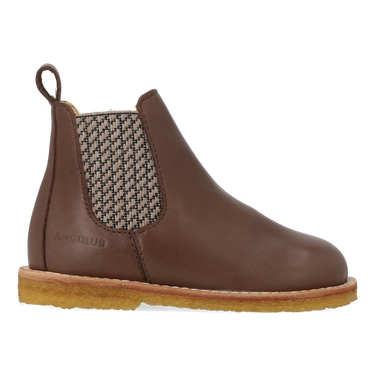 Classic chelsea boot with elastic and zipper