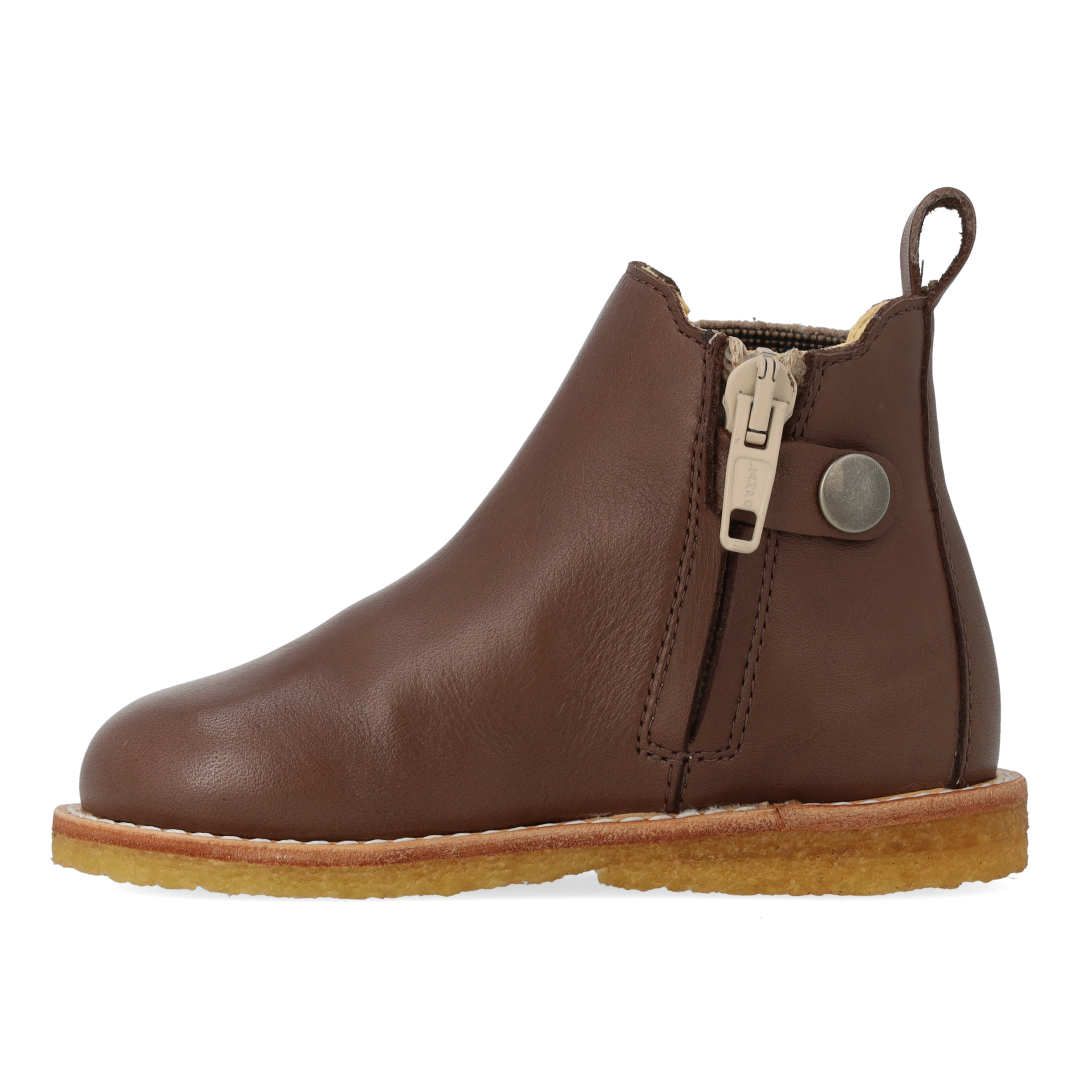 Classic Chelsea boot with elastic and zipper
