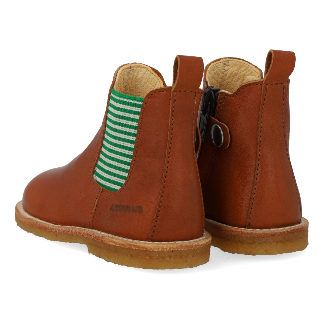 Classic Chelsea boot with elastic and zipper
