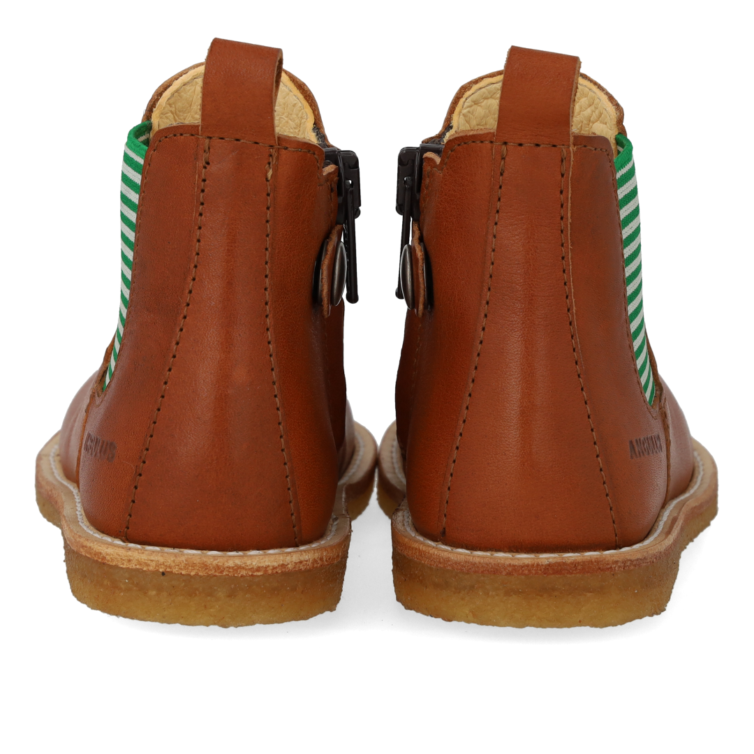 Classic Chelsea boot with elastic and zipper