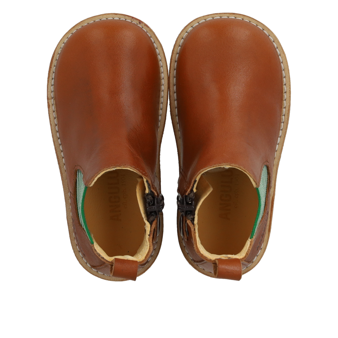 Classic Chelsea boot with elastic and zipper