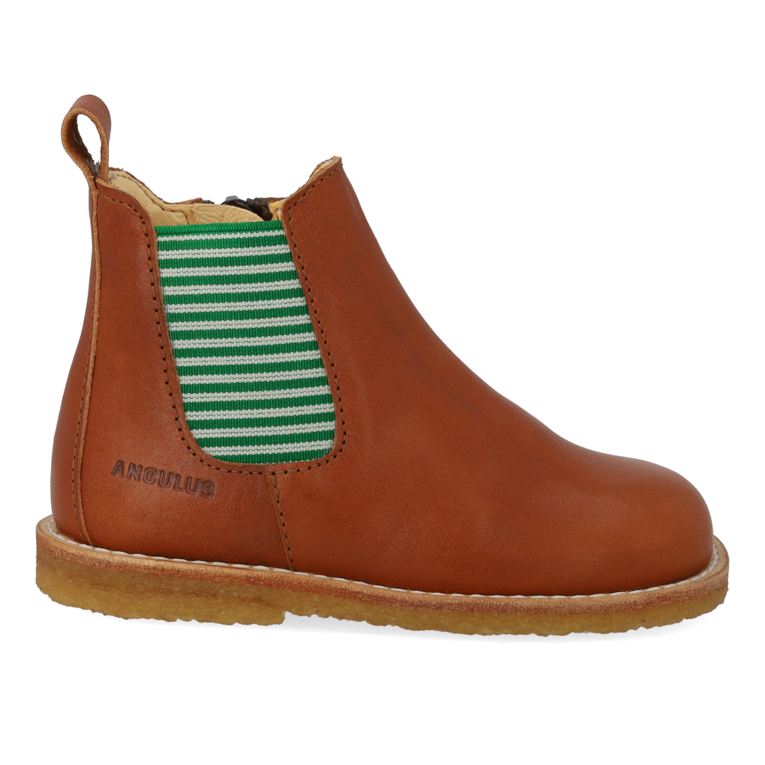 Classic Chelsea boot with elastic and zipper