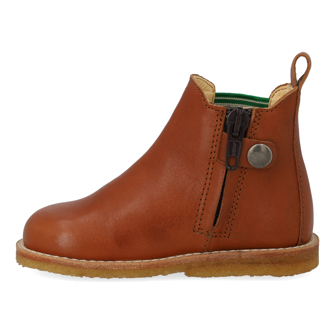 Classic Chelsea boot with elastic and zipper