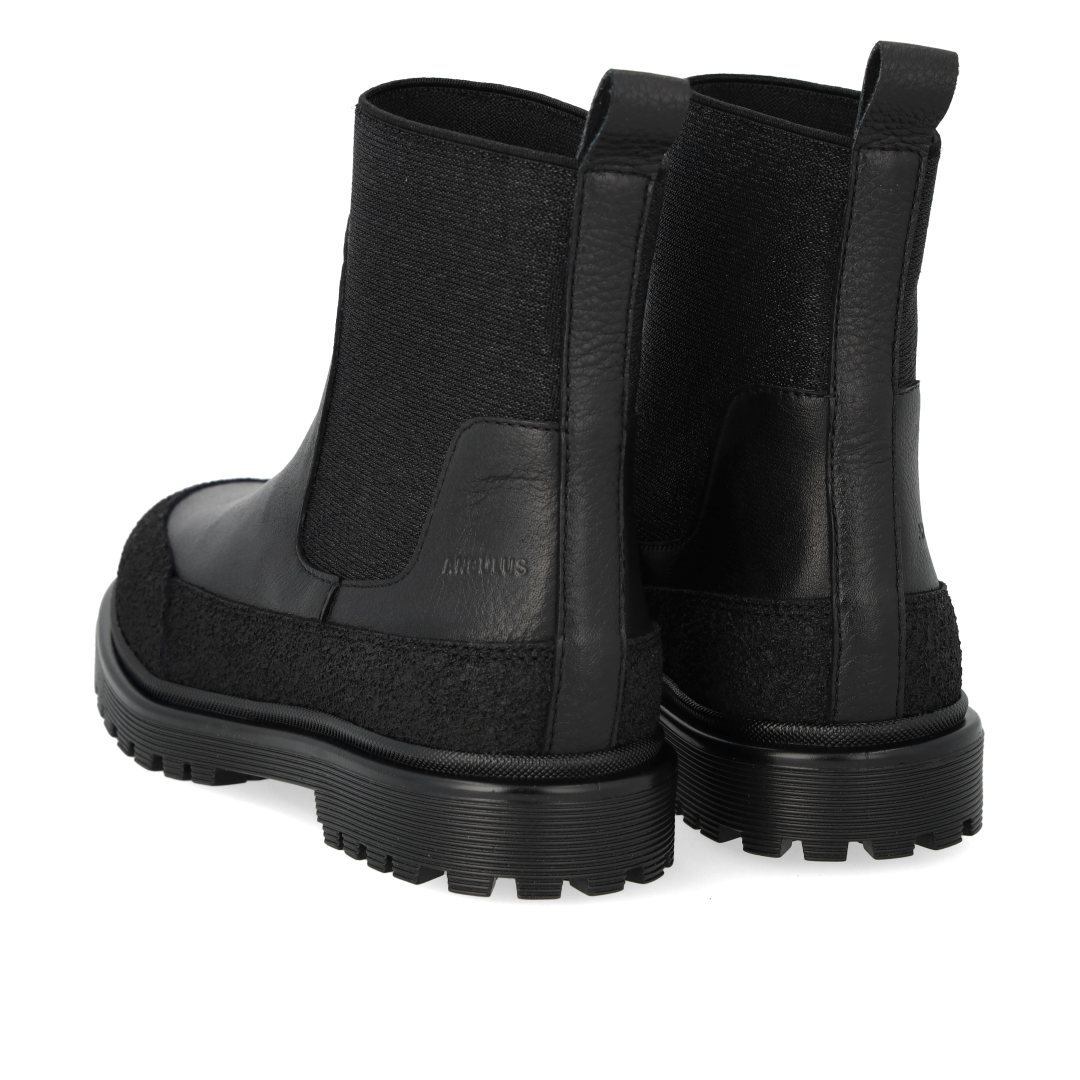 Boot with elastic and lug sole