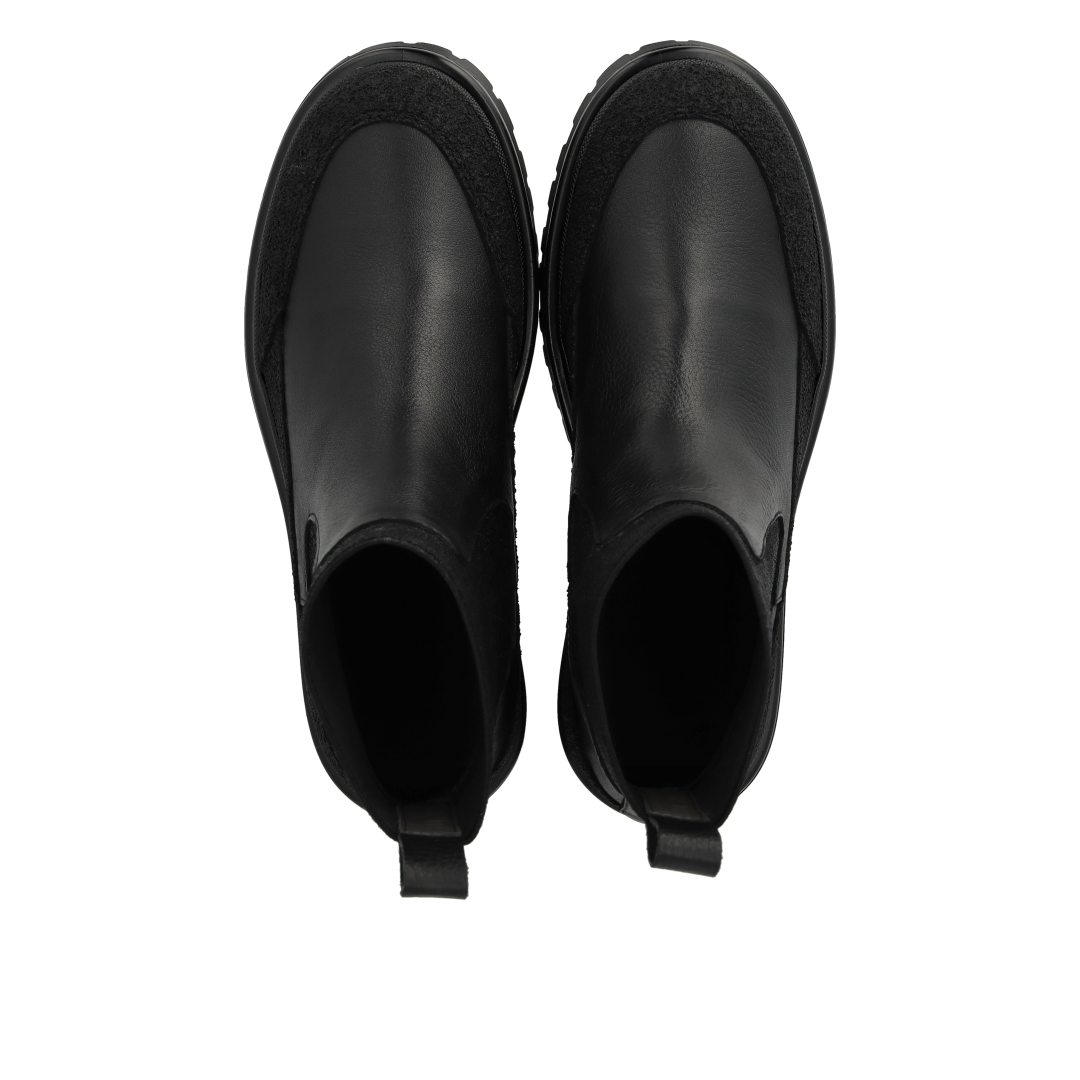 Boot with elastic and lug sole