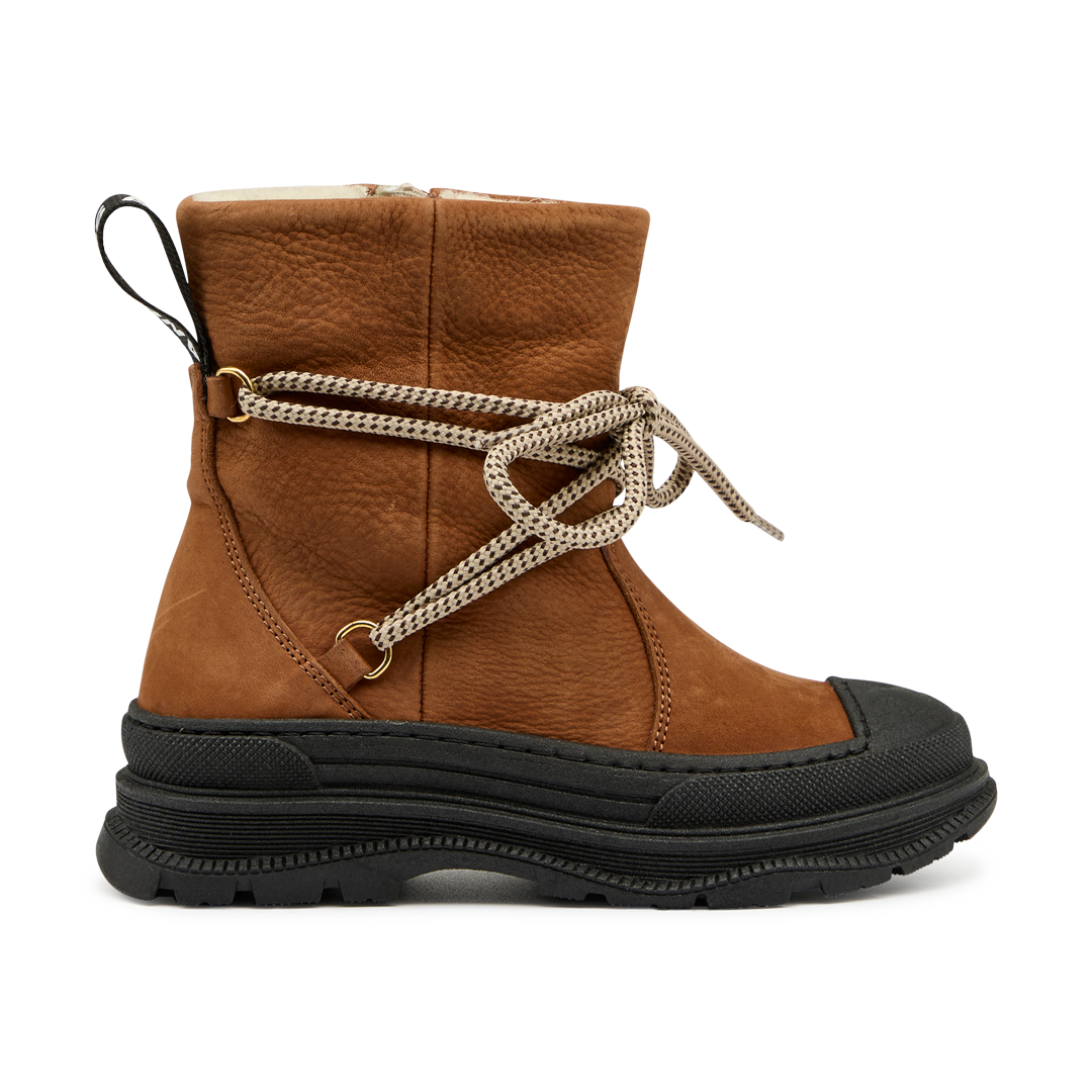 Ankle boot with wool lining and track sole