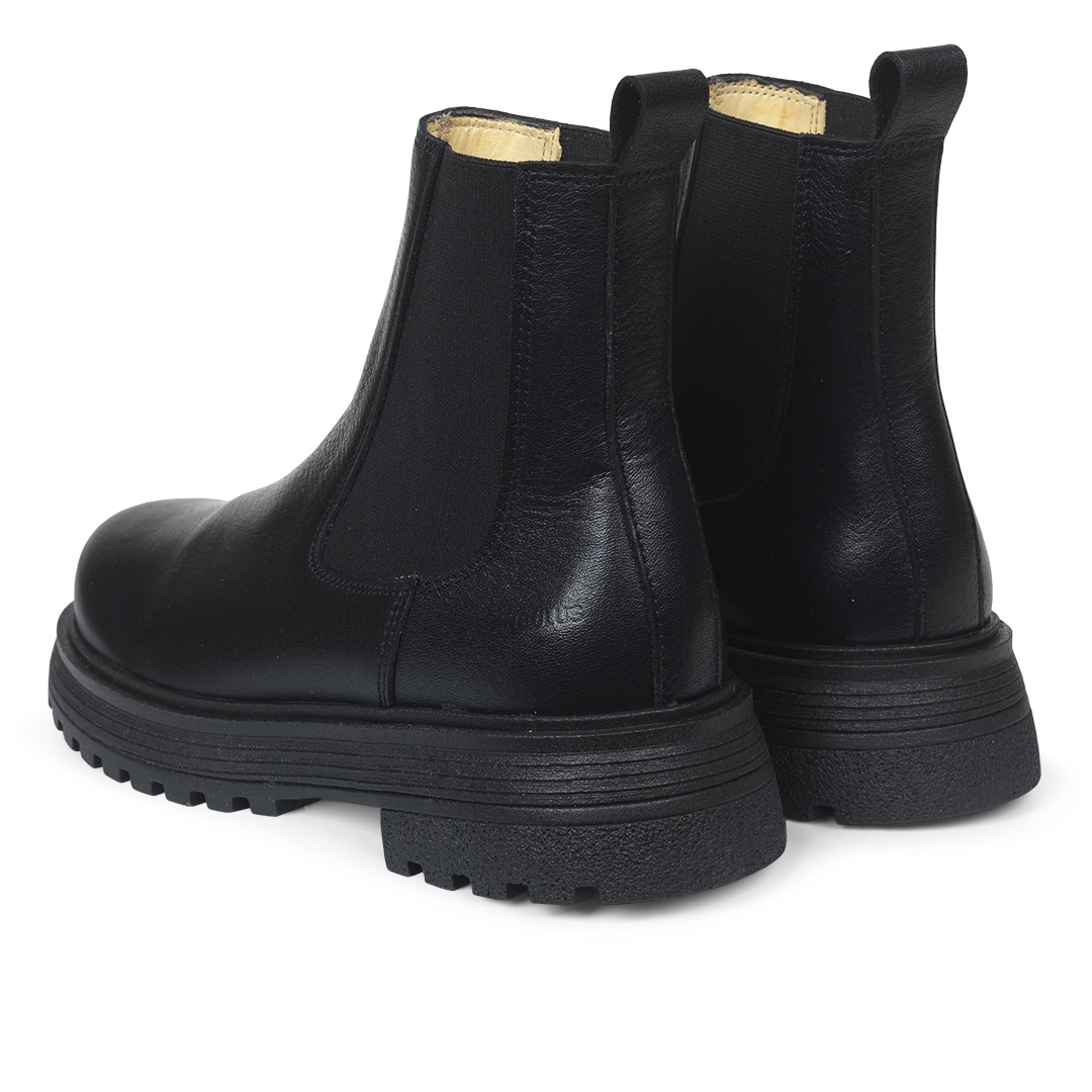 Chelsea boot with elastic and track sole