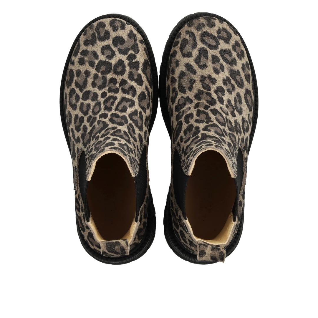 Chelsea boot with elastic panels and a track sole