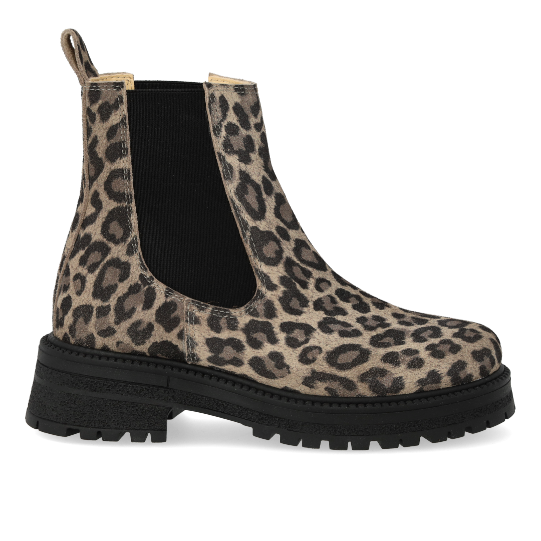 Chelsea boot with elastic panels and a track sole