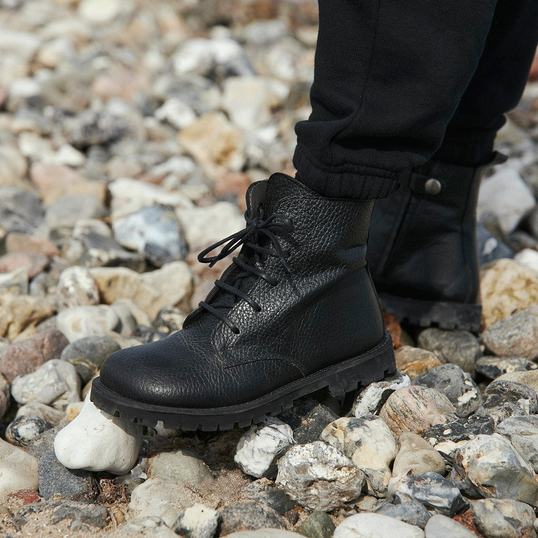 Lace-up shoes with track sole