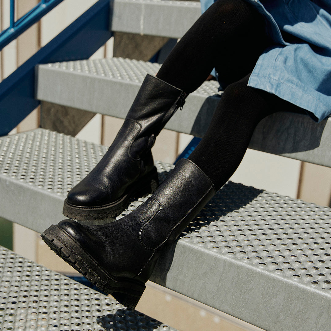 Mid-height boot with elastic and zipper