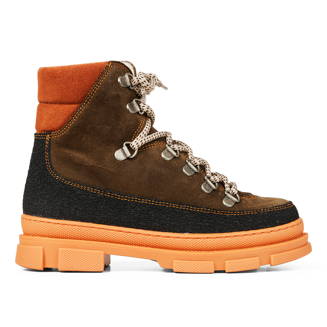 Ankle boot with elastic and wool lining
