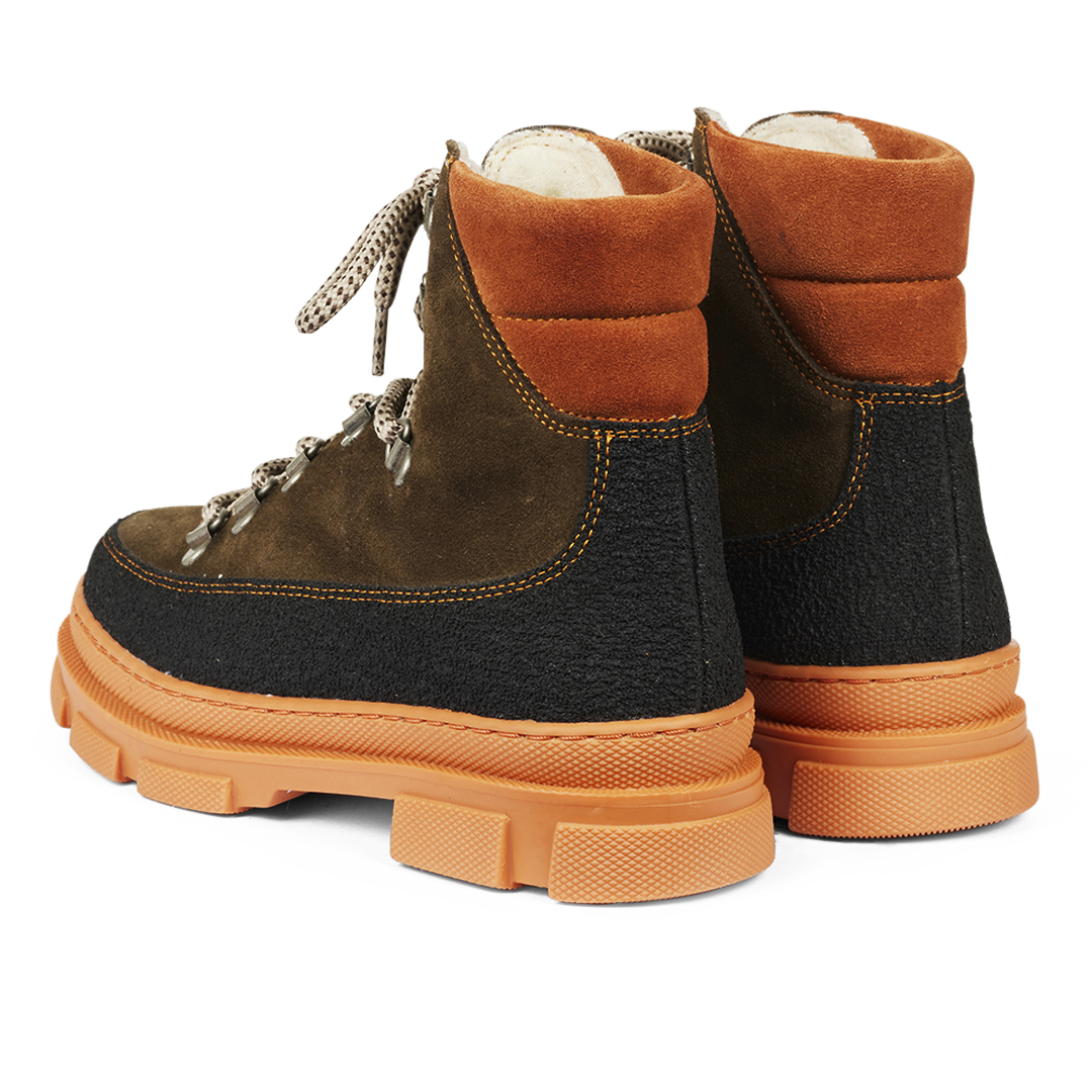 Ankle boot with elastic and wool lining