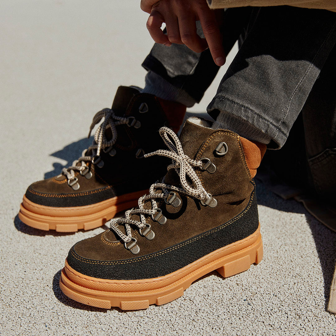 Ankle boot with elastic and wool lining