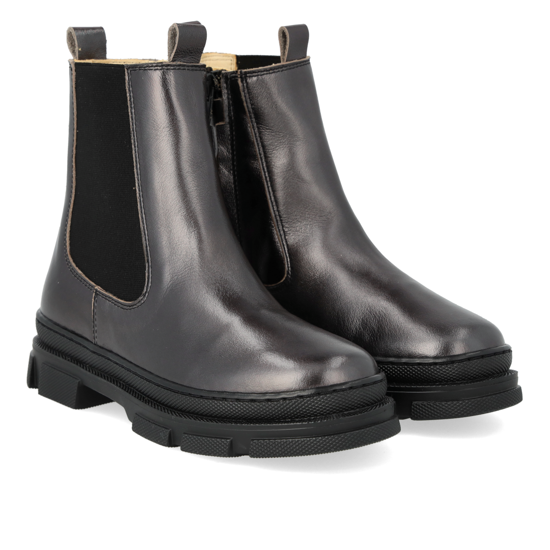 Ankle boot with elastic and zipper