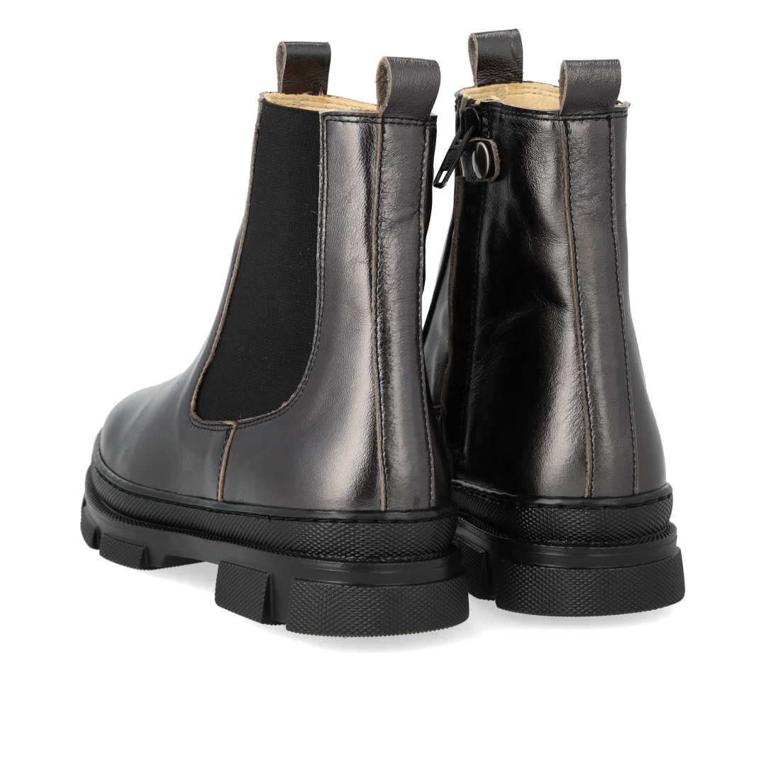 Ankle boot with elastic and zipper