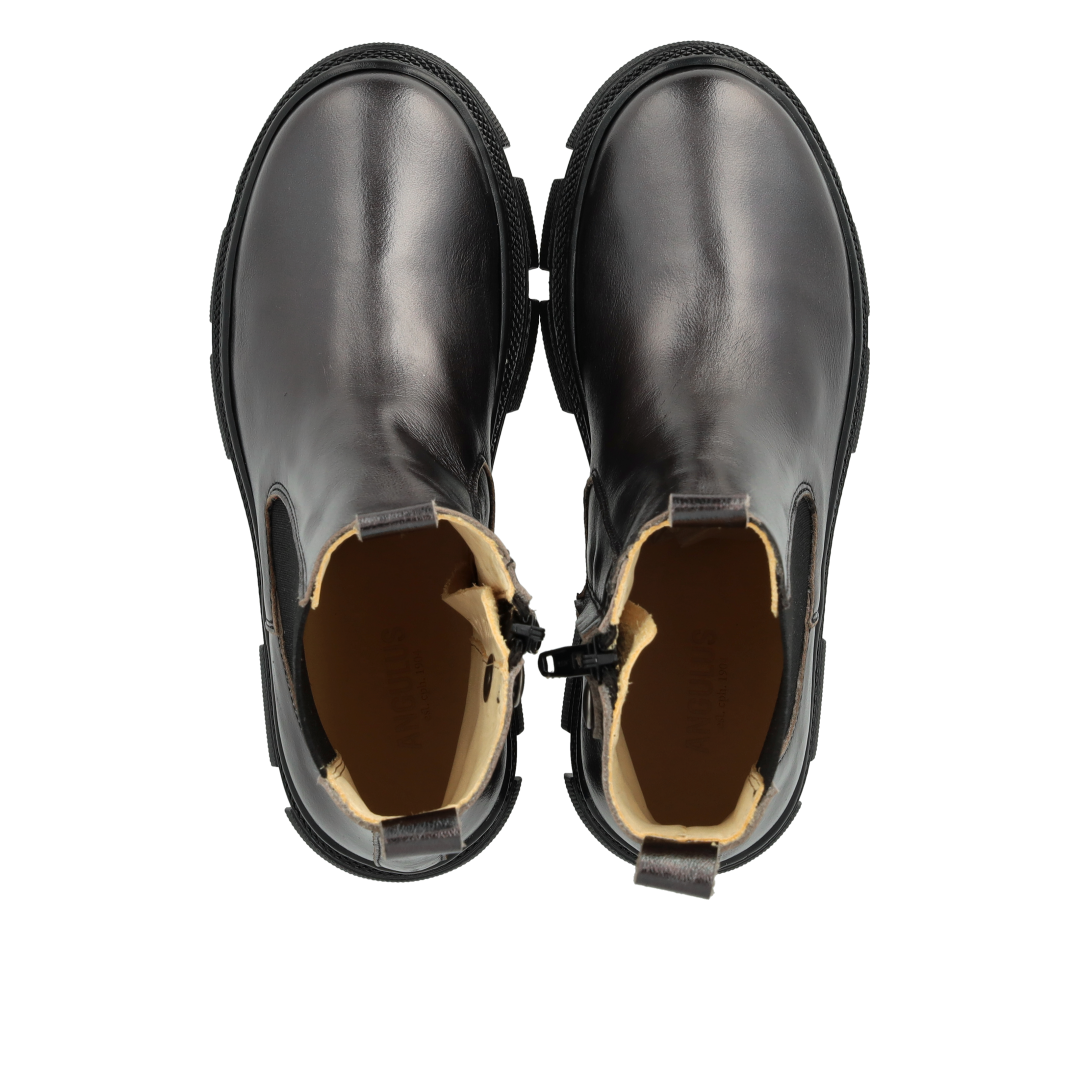 Ankle boot with elastic and zipper