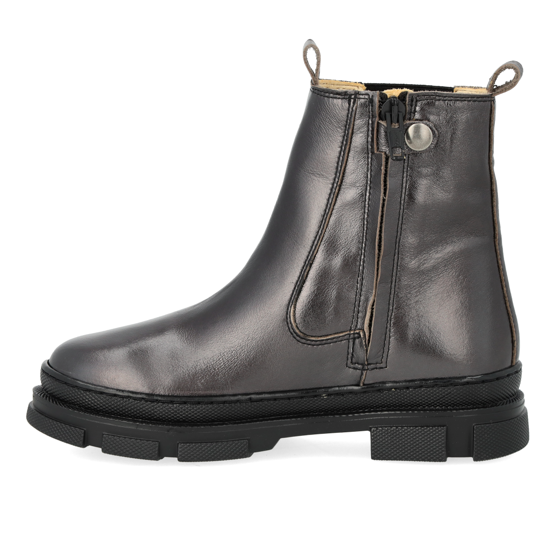 Ankle boot with elastic and zipper