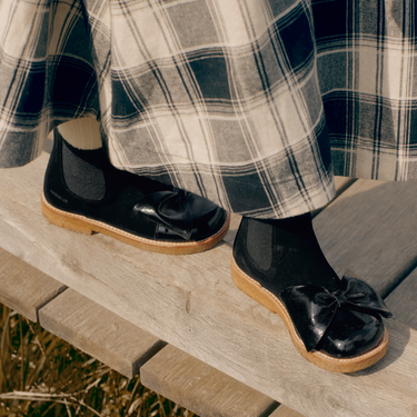 Chelsea boot with patent leather knot and bow
