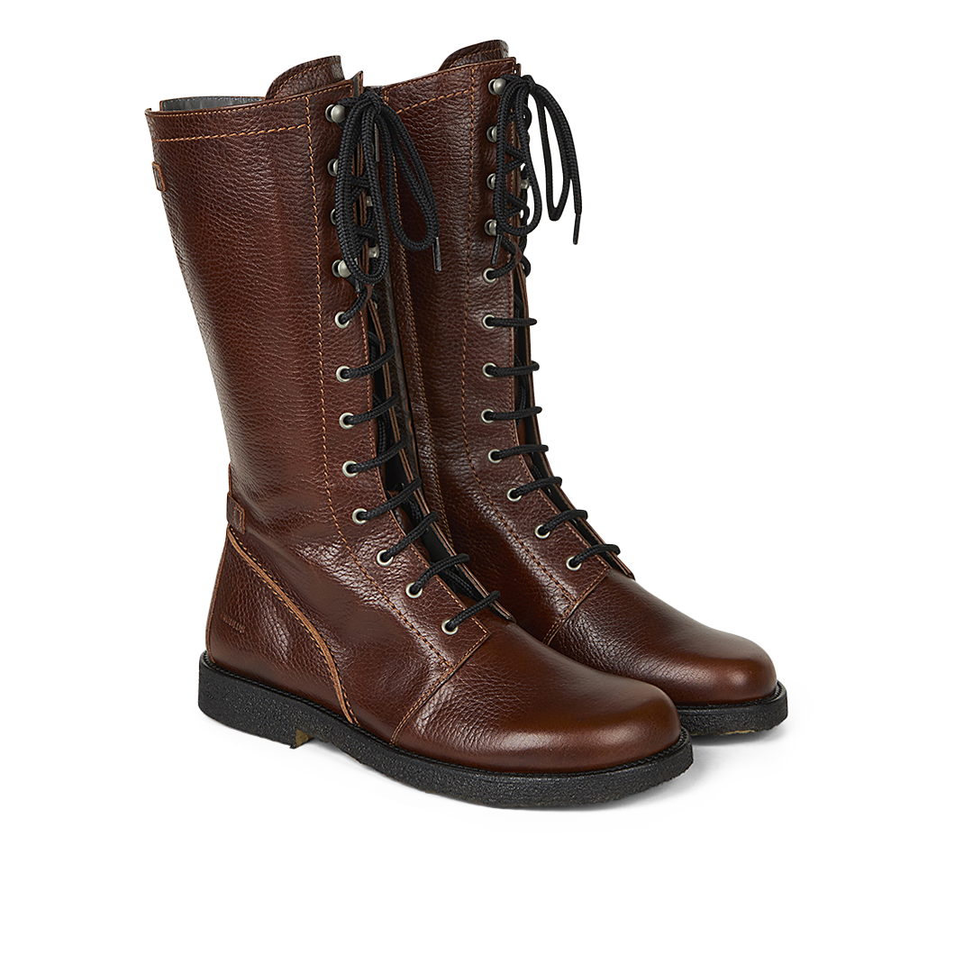 Boot with laces and a wide fit