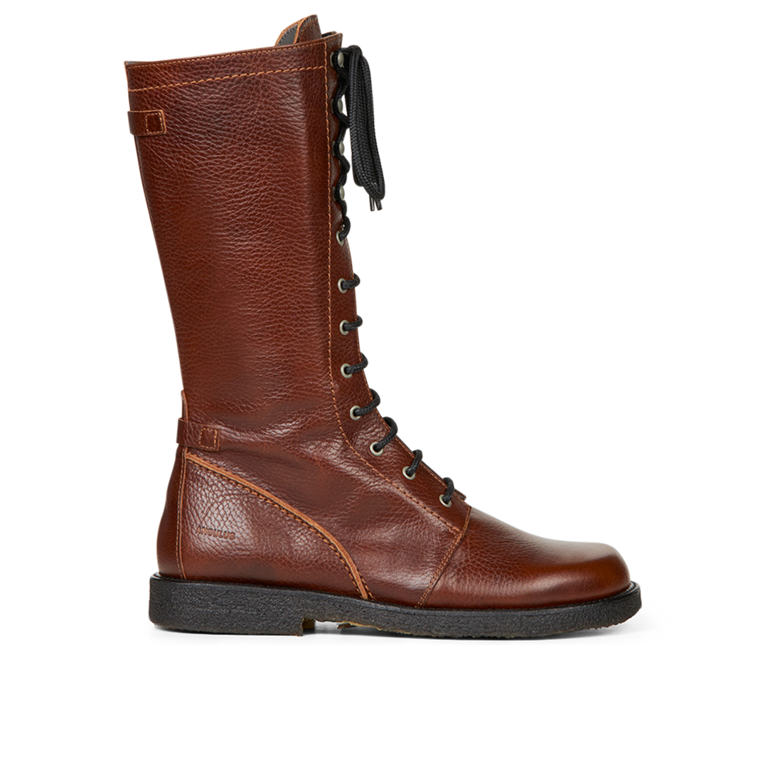 Boot with laces and a wide fit