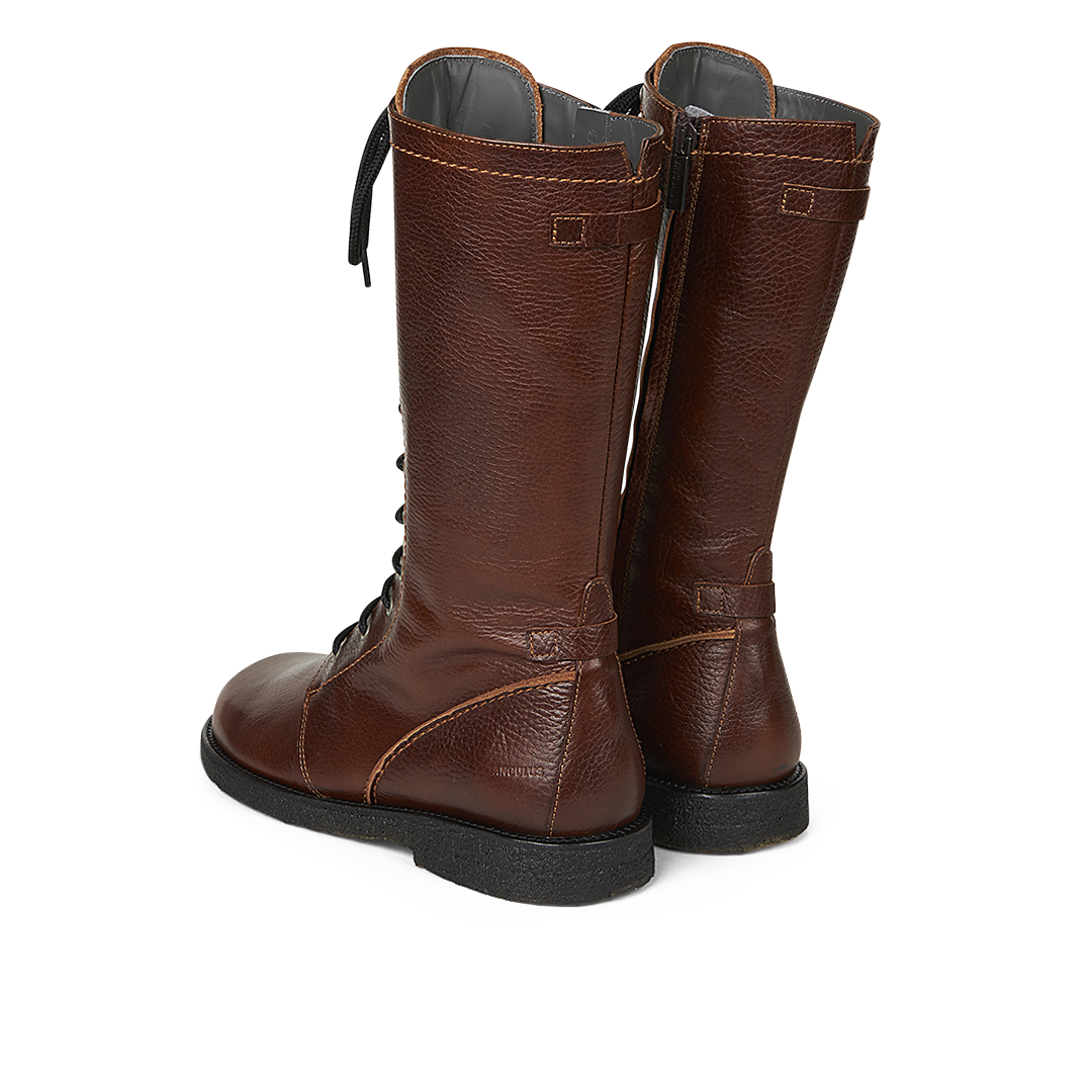 Boot with laces and a wide fit