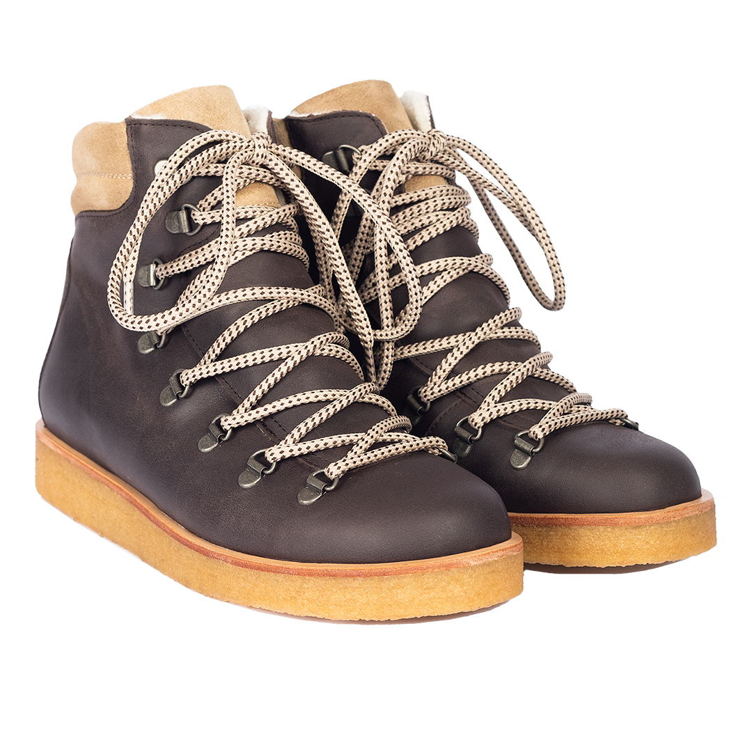 Boot with wool lining and laces