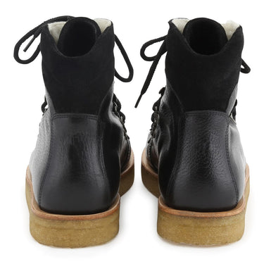 Boot with wool lining and laces