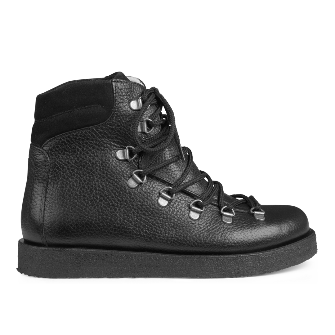Boot with wool lining, laces and hooks