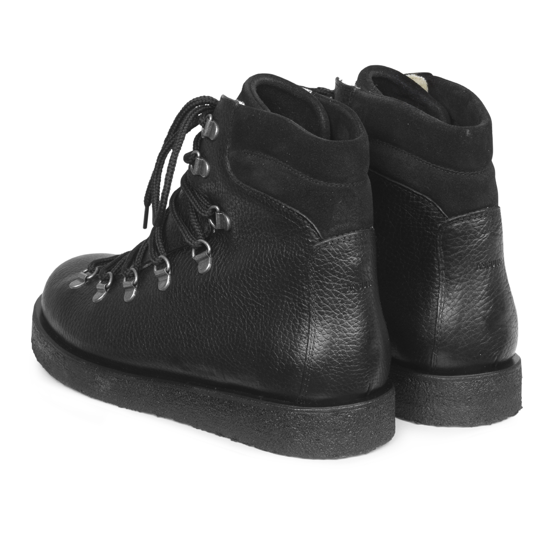 Boot with wool lining, laces and hooks