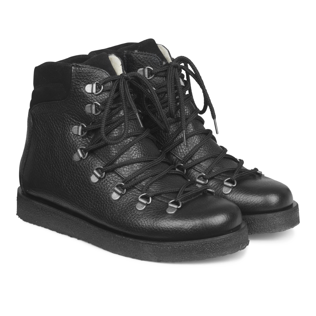 Boot with wool lining, laces and hooks