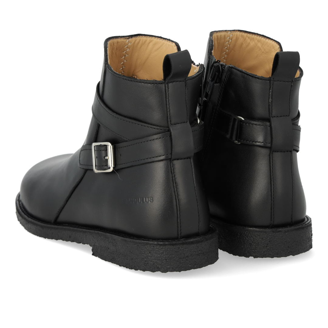 Ankle boot with zipper and wide fit