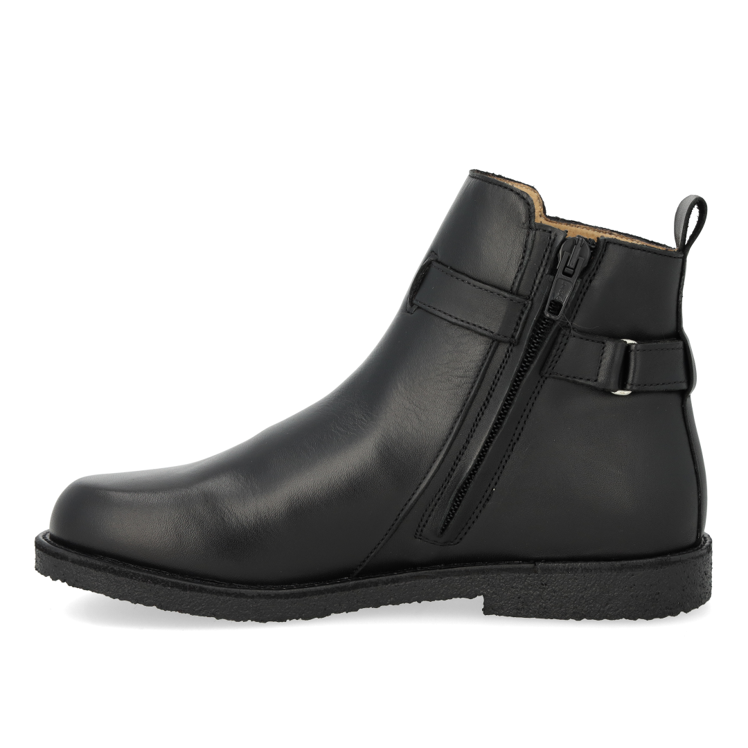 Ankle boot with zipper and wide fit