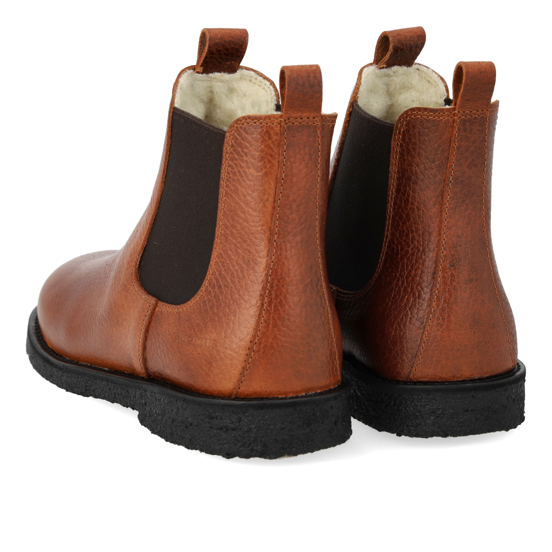 Boot with elastic and wool lining
