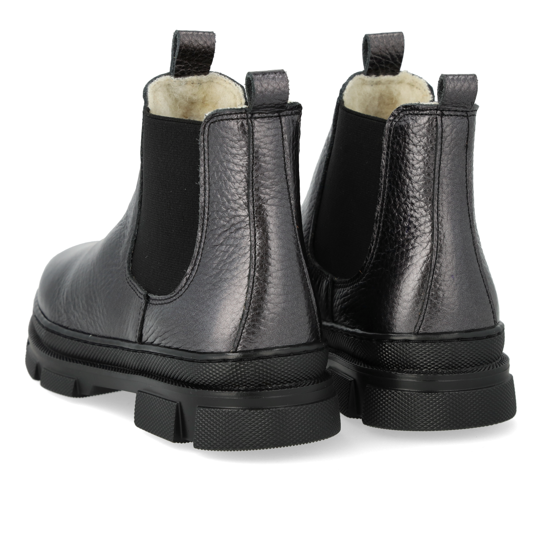 Chelsea boot with elastic and wool lining
