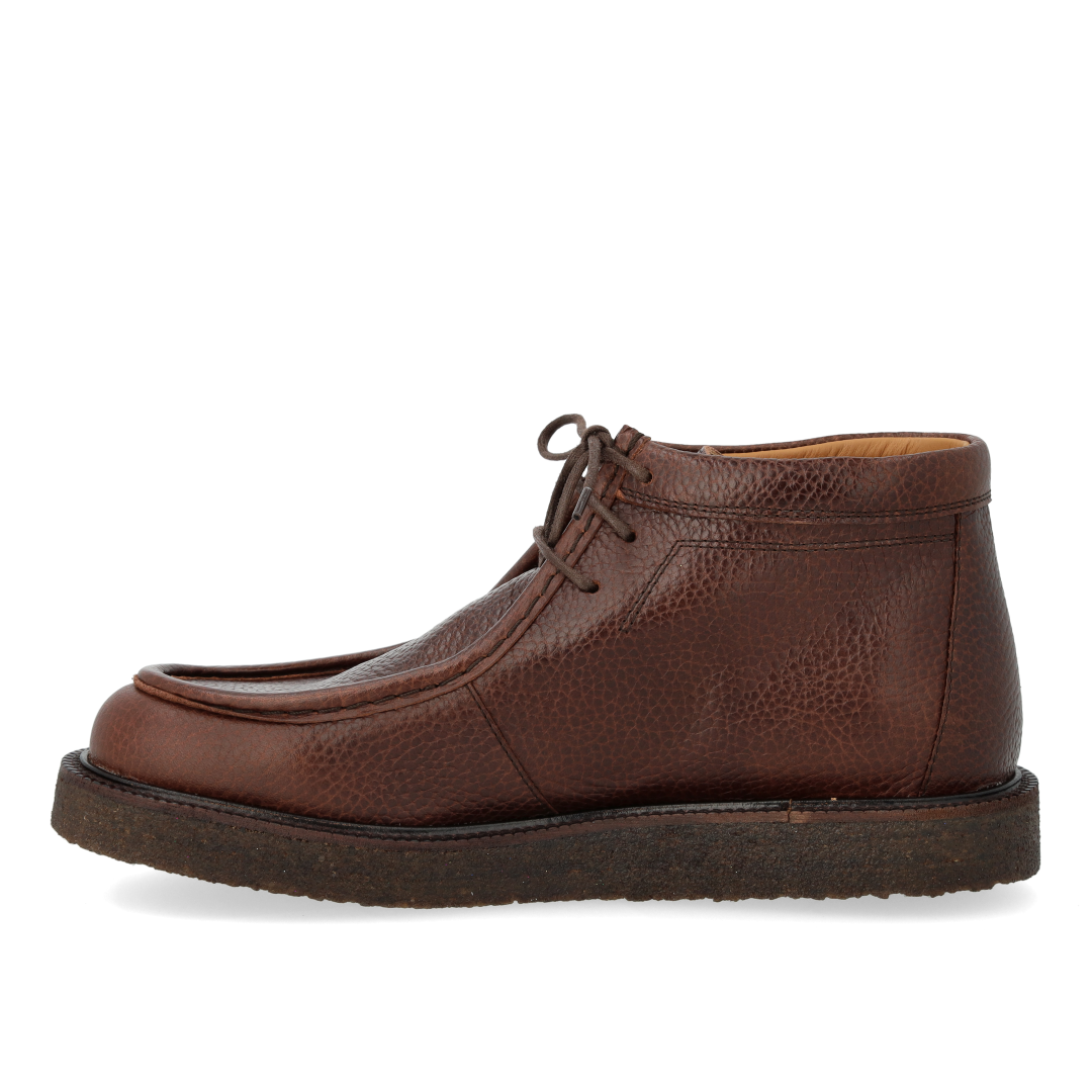 Lace-up shoes with decorative trim