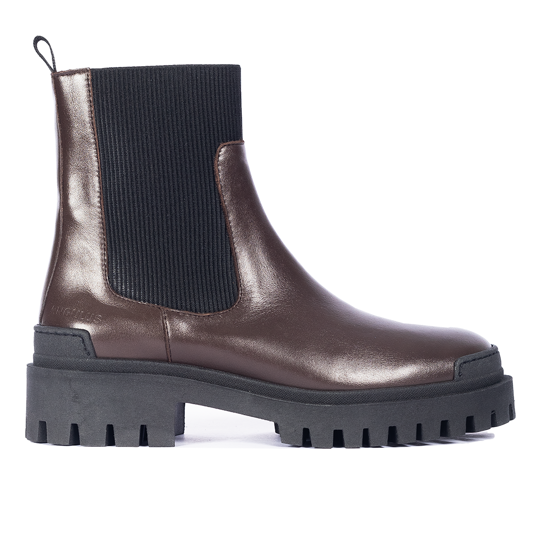 Chelsea boot with elastic