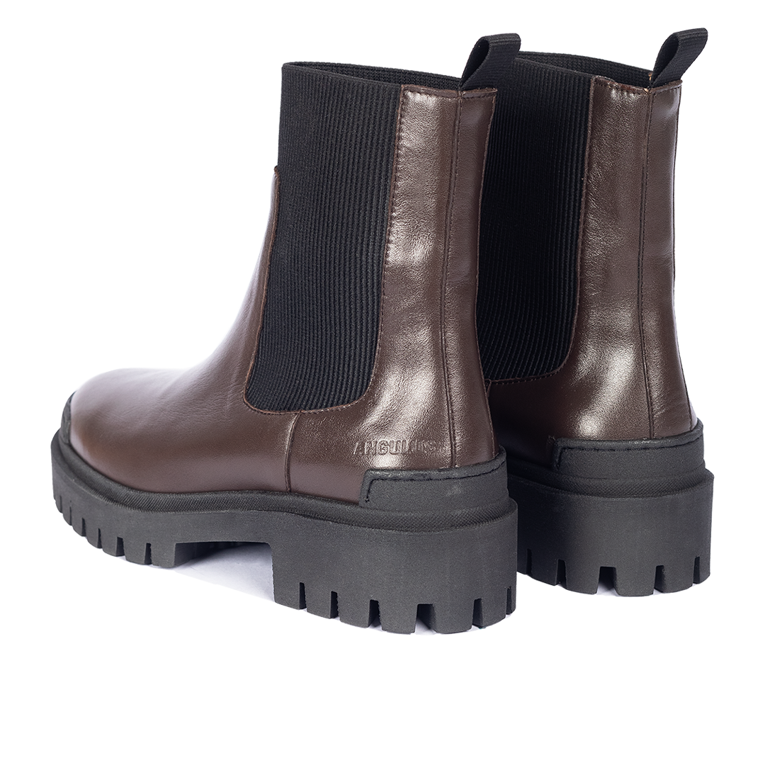 Chelsea boot with elastic
