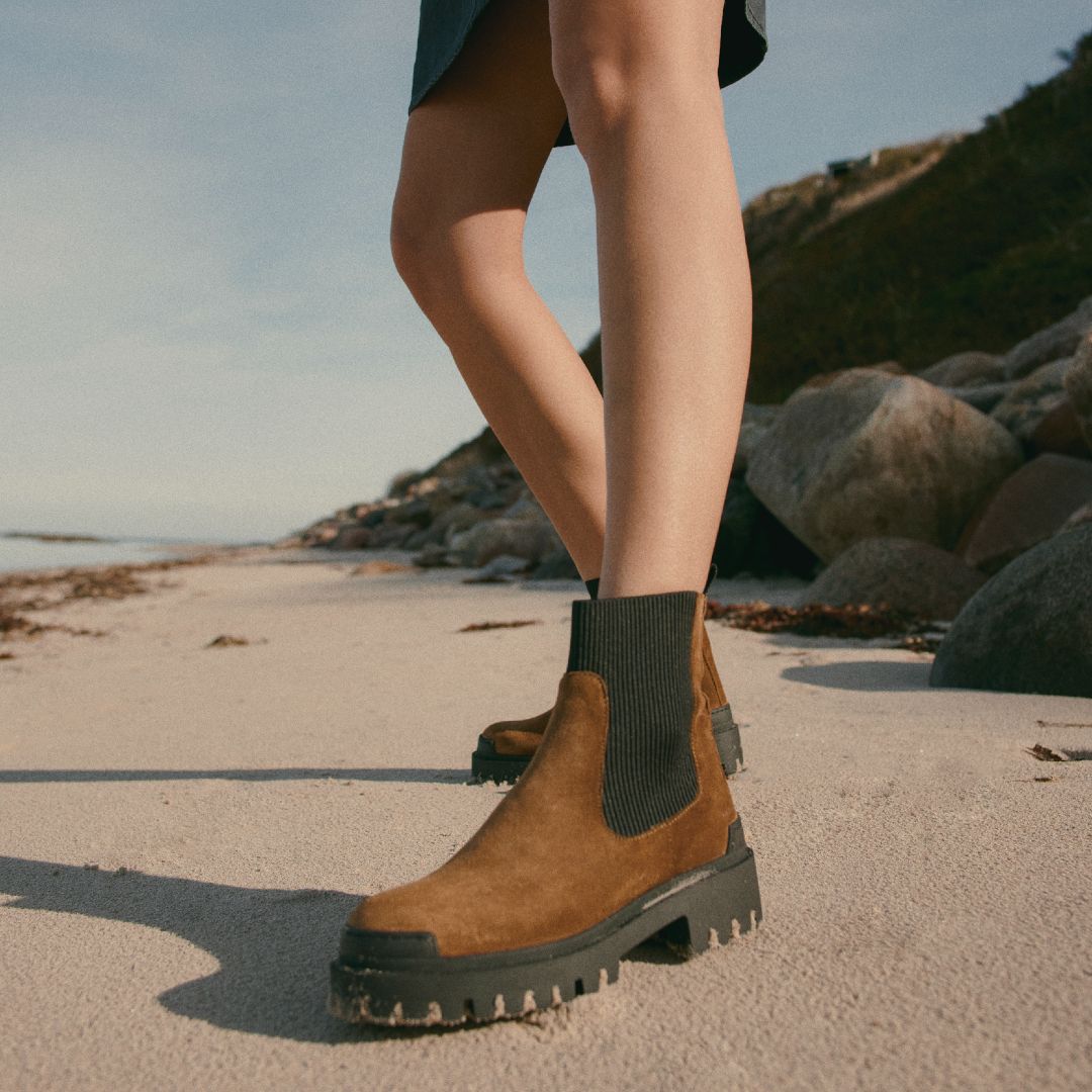 Chelsea boot with elastic