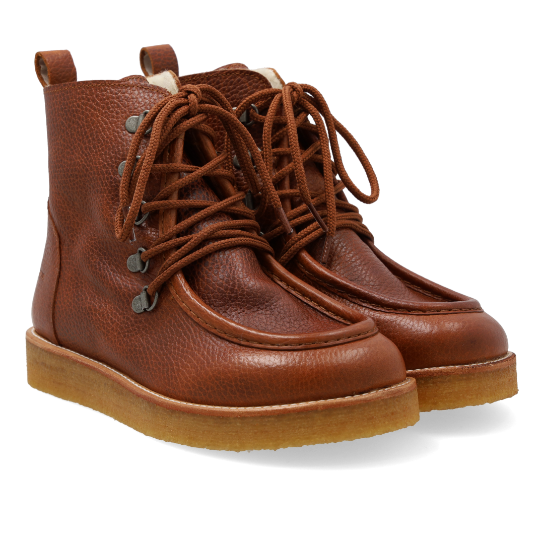 Wool-lined boot with wide fit