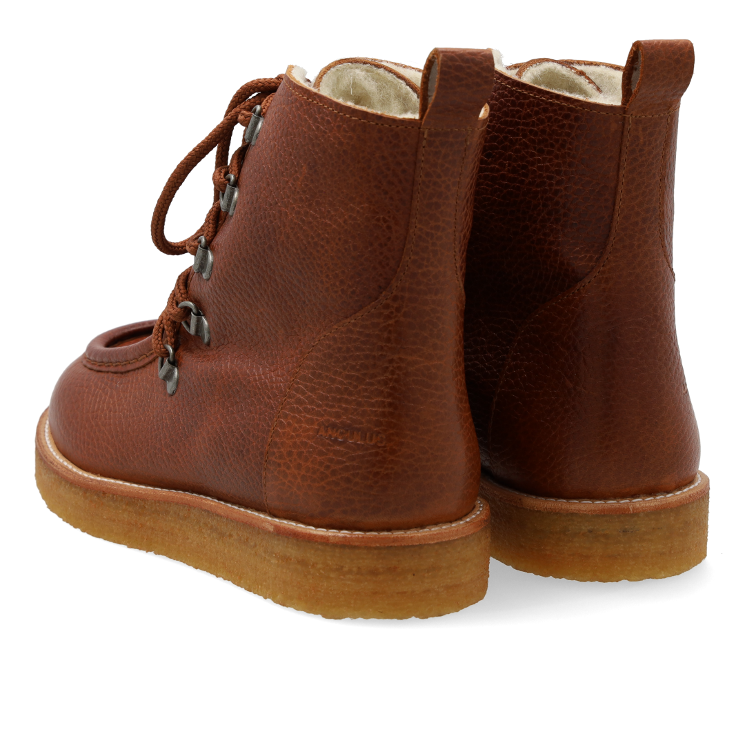 Wool-lined boot with wide fit