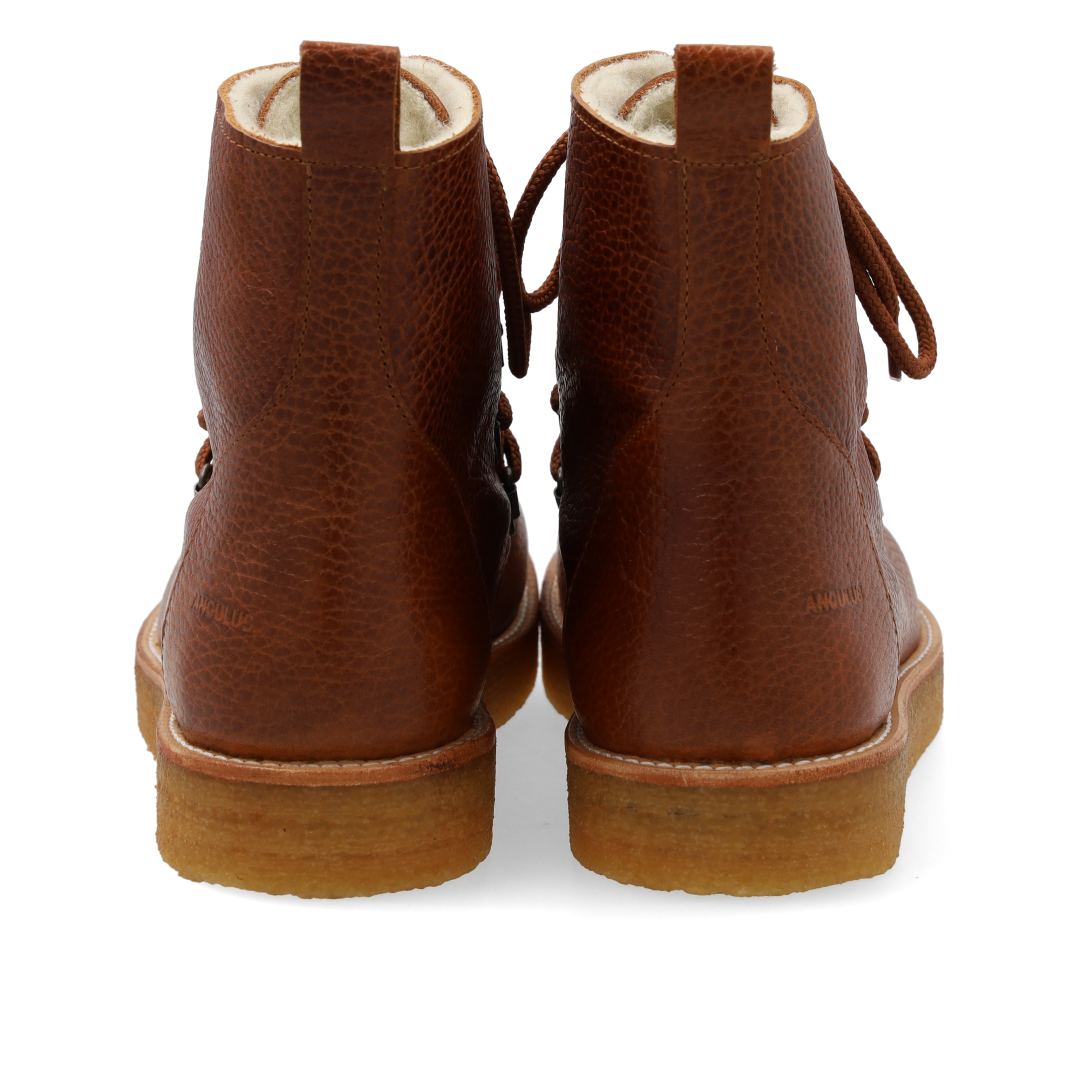 Wool-lined boot with wide fit