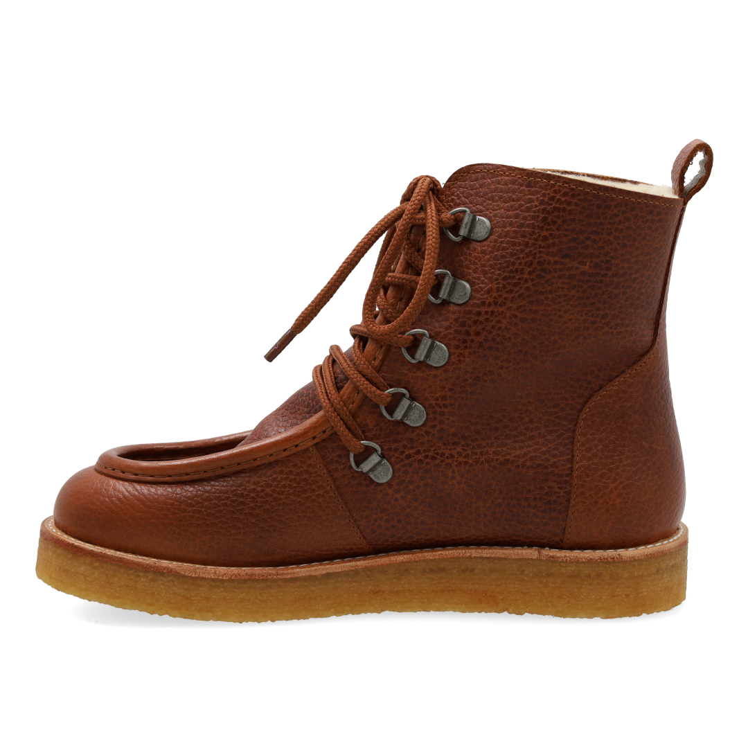 Wool-lined boot with wide fit