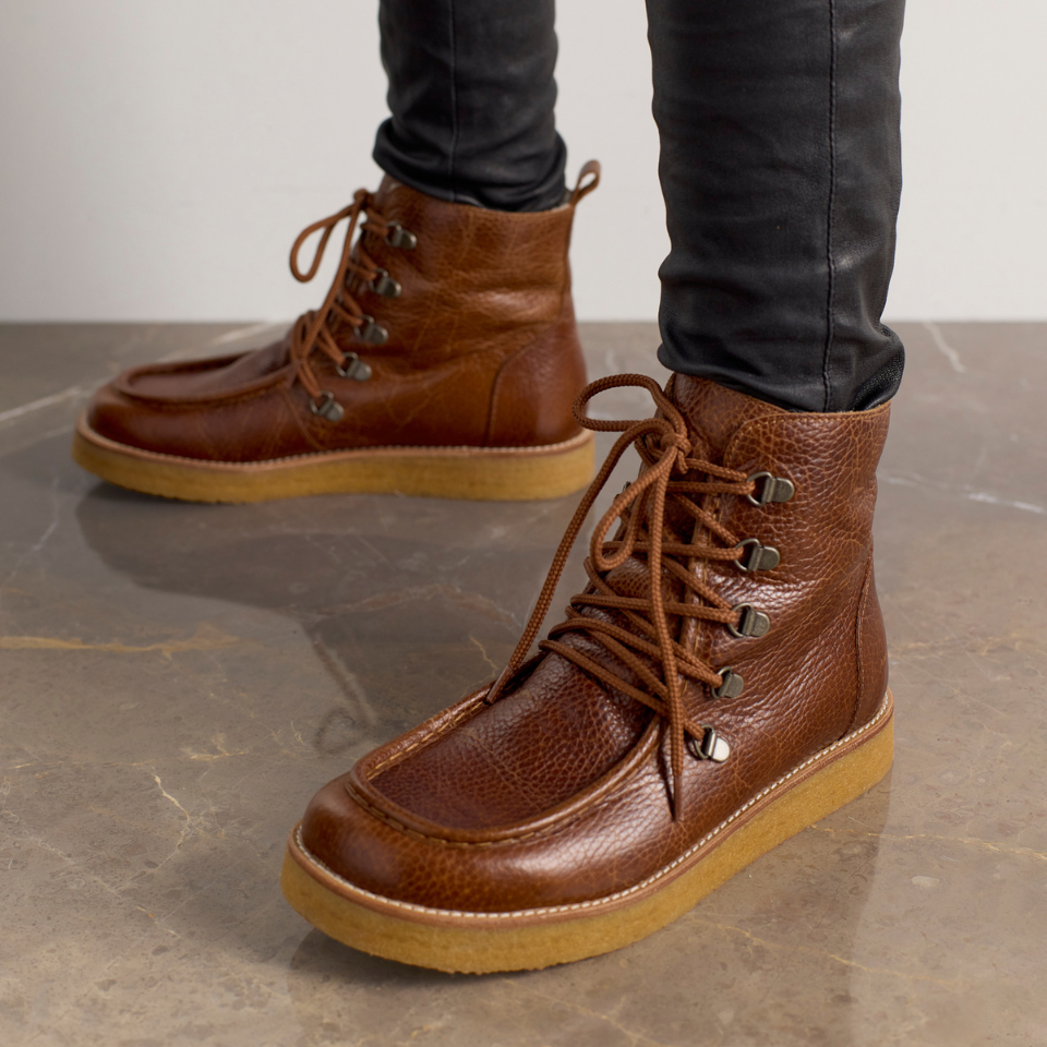 Wool-lined boot with wide fit
