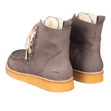 Boot with wool lining and wide fit