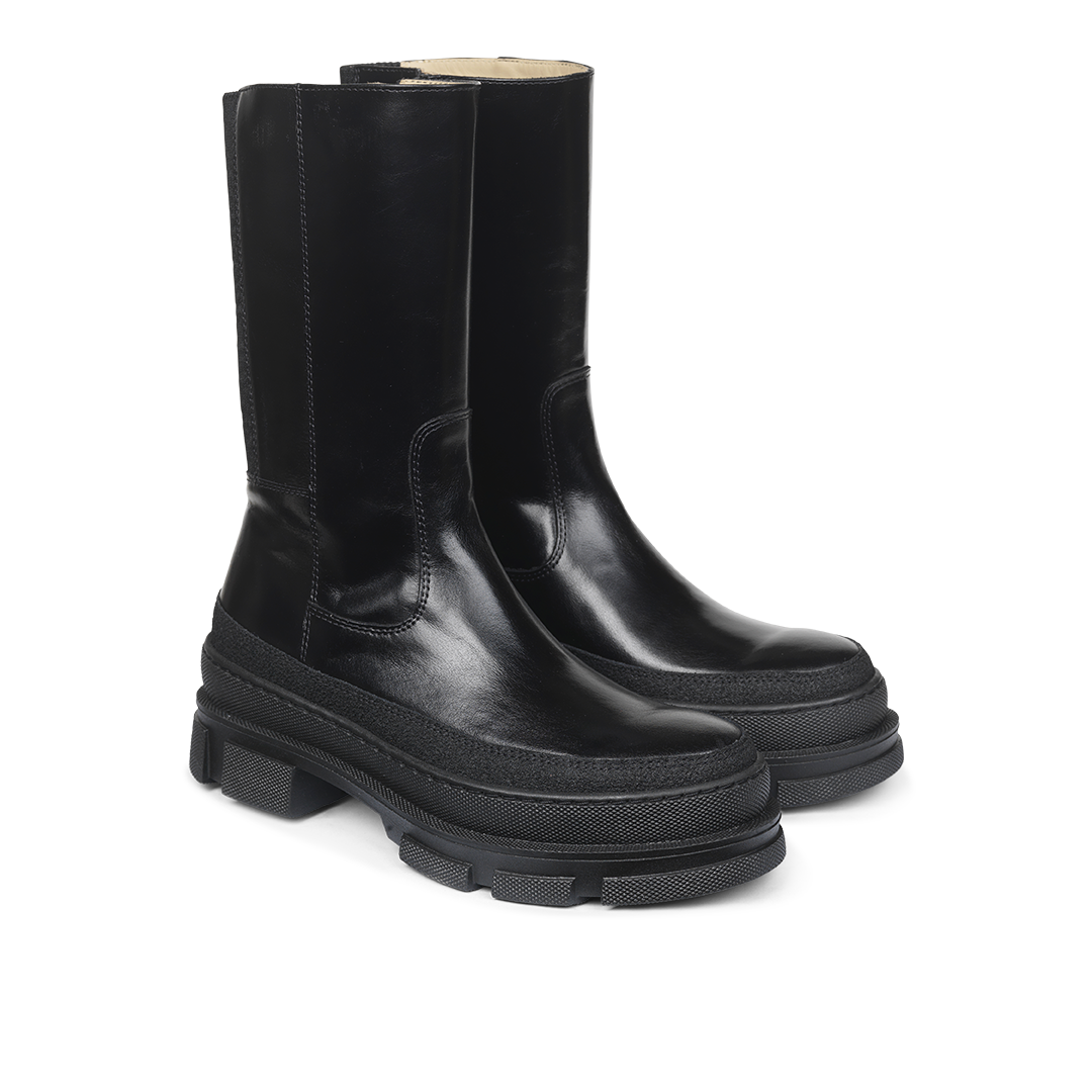 Boot with elastic band