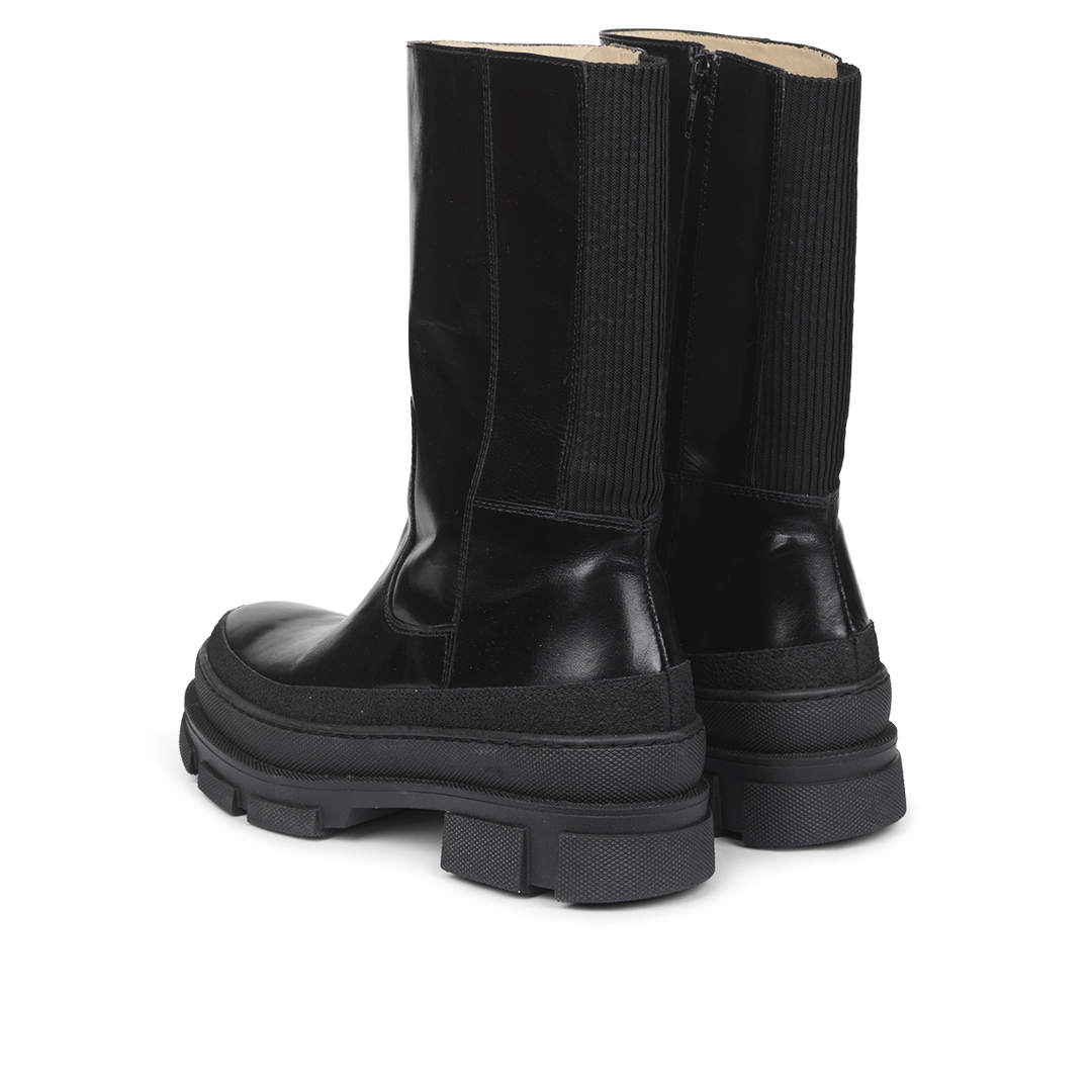 Boot with elastic band