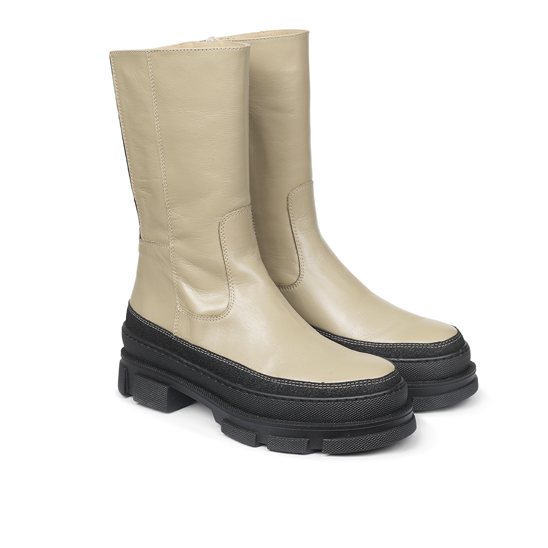 Boot with elastic